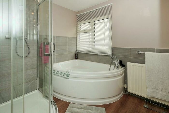 2 Bedroom Detached Bungalow For Sale In Court Farm Road, Newhaven, BN9