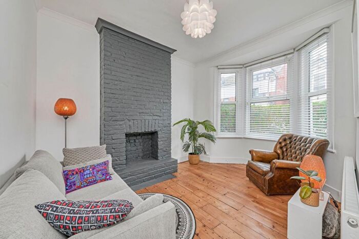 1 Bedroom Flat For Sale In Duntshill Road, Earlsfield, London, SW18