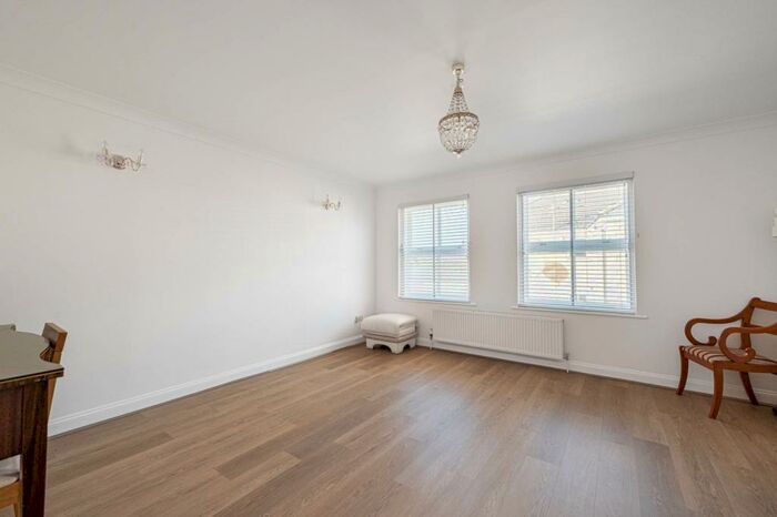 2 Bedroom Flat To Rent In Great North Way, Hendon, London, NW4