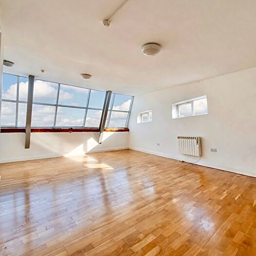 Studio To Rent In Tavistock Road, London, N4