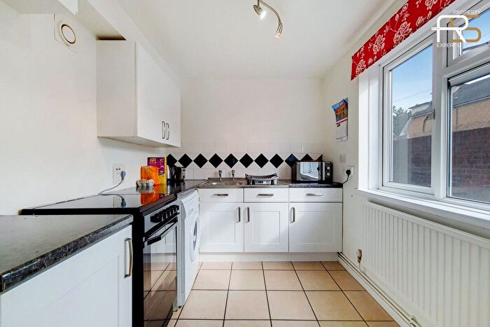 1 Bedroom Flat To Rent In Russets Close, Chingford, E4