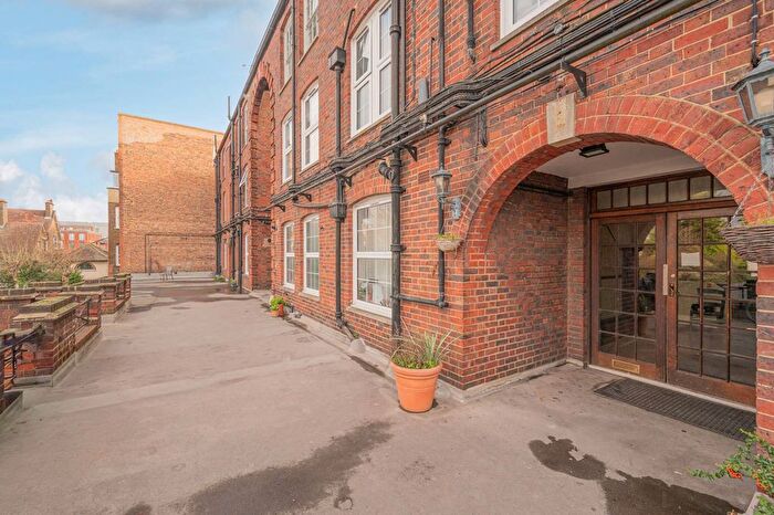 4 Bedroom Flat To Rent In Broadlands Avenue, Streatham Hill, London, SW16