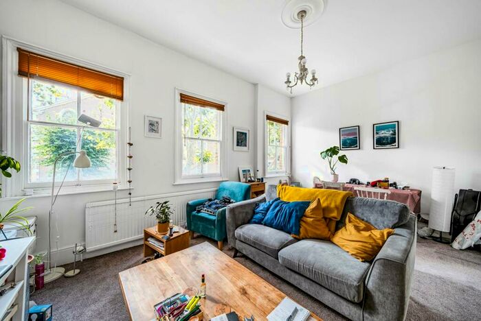 1 Bedroom Flat To Rent In Grosvenor Park, Kennington, London, SE5
