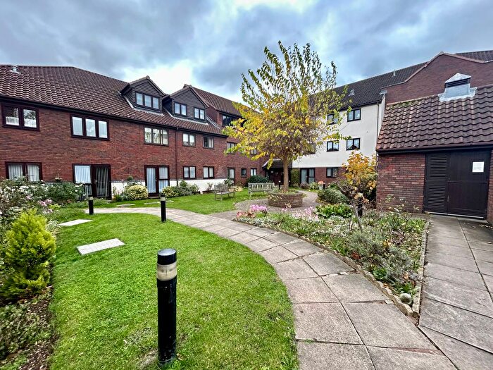 1 Bedroom Flat For Sale In Cobbins Bank, Waltham Abbey, Essex, EN9