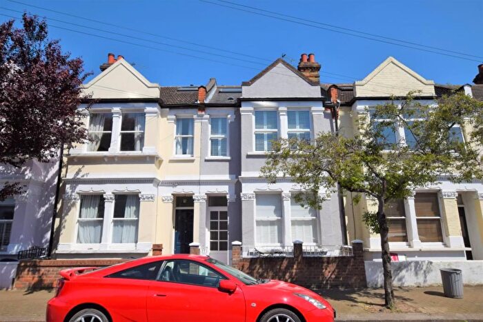 2 Bedroom Flat To Rent In Atheldene Road, London, SW18