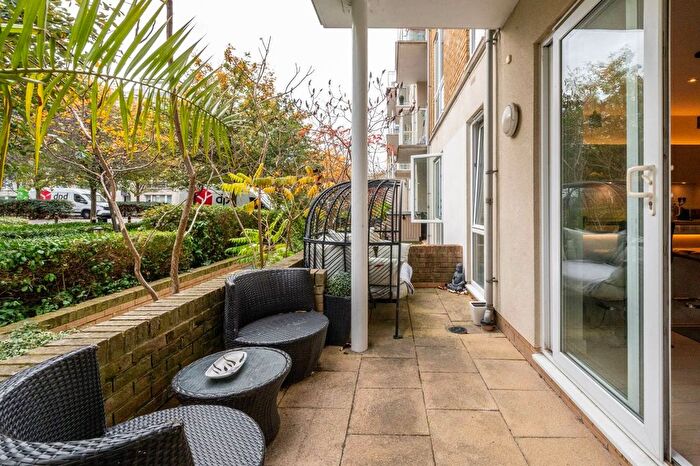 2 Bedroom Flat To Rent In Melliss Avenue, Kew, Richmond, TW9
