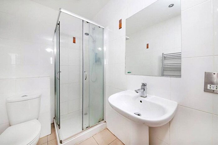 2 Bedroom Flat To Rent In Morning Lane, Hackney, London, E9