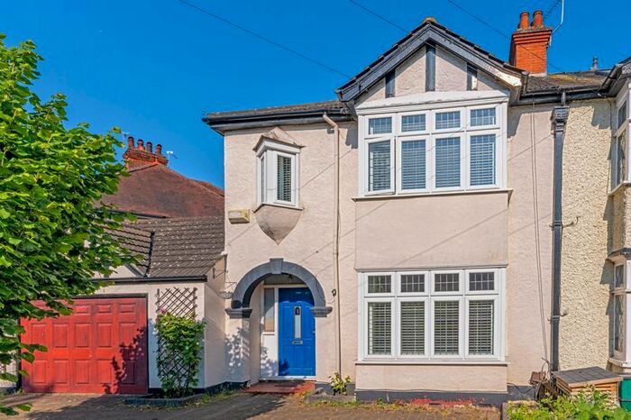 4 Bedroom Semi-Detached House To Rent In Lynwood Drive, Worcester Park, KT4