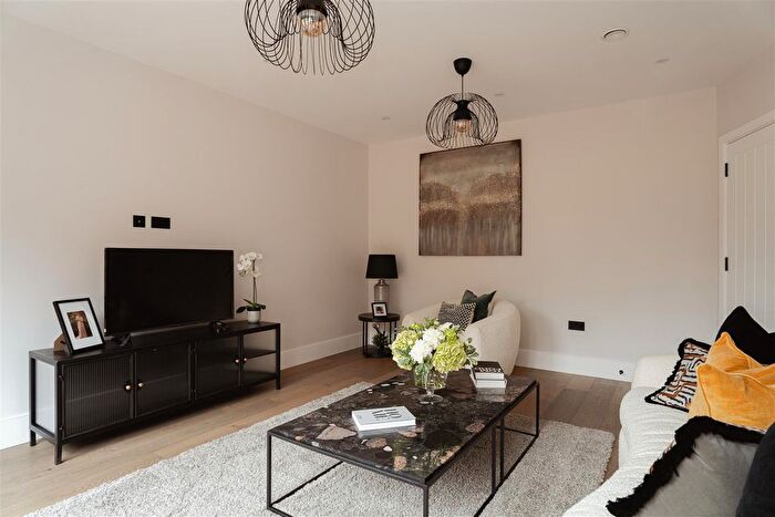 2 Bedroom Detached House For Sale In Fairlawn Road, Banstead, SM7