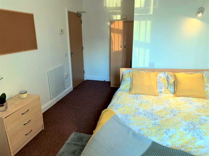 Flat To Rent In Woolton Road, Liverpool - Luxury En-suite Rooms, L16