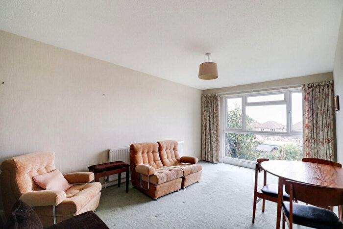 2 Bedroom Flat For Sale In Hall Farm Road, South Benfleet, SS7