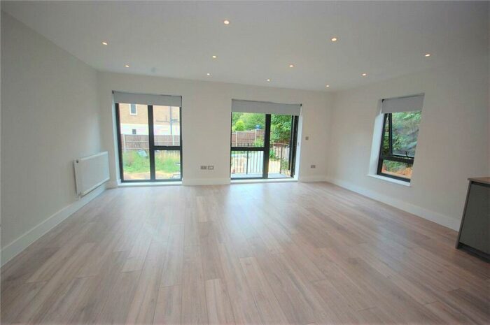 3 Bedroom Apartment To Rent In Woodside Park Road, London, N12