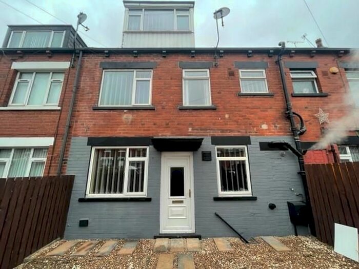 3 Bedroom Detached House To Rent In Longroyd Place, Leeds, LS11