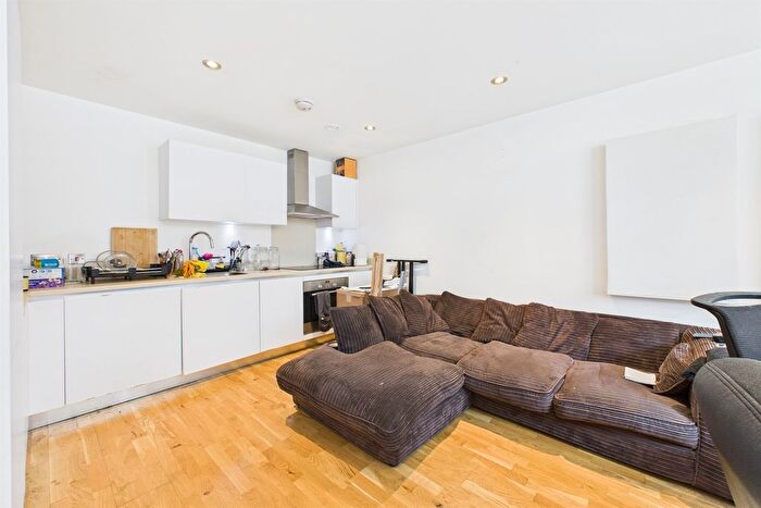 1 Bedroom Flat To Rent In Norwich House, Streatham High Road, SW16