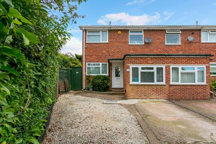 3 Bedroom End Of Terrace House To Rent In Mead Close, Marlow, SL7