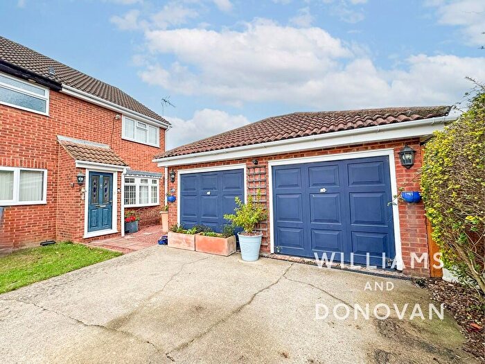3 Bedroom Semi-Detached House For Sale In Caernarvon Close, Hockley, SS5