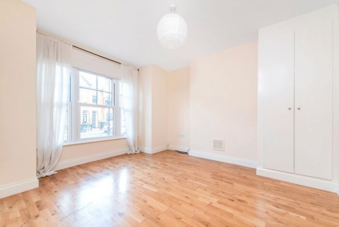 2 Bedroom Maisonette To Rent In Midmoor Road, London, SW12