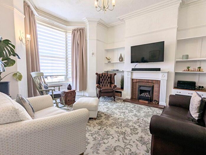 4 Bedroom Semi-Detached House To Rent In Golf Open - Manchester Road, Southport - Sleeps, PR9