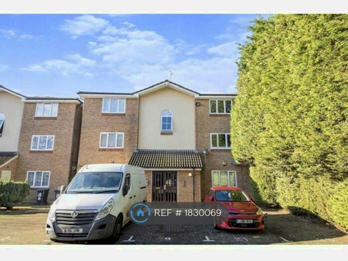 2 Bedroom Flat To Rent In Turnberry Court, Watford, WD19