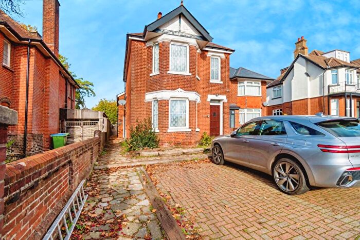 3 Bedroom Semi-Detached House For Sale In Winchester Road, Southampton, Hampshire, SO16
