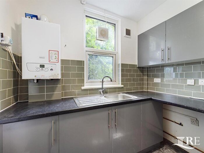 3 Bedroom Flat To Rent In Temple Road, London, NW2