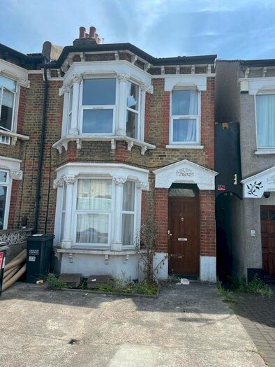 2 Bedroom Flat To Rent In Whitehorse Lane, London, SE25