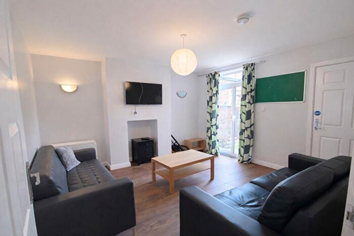 5 Bedroom Terraced House To Rent In Douglas Road, Nottingham, NG7