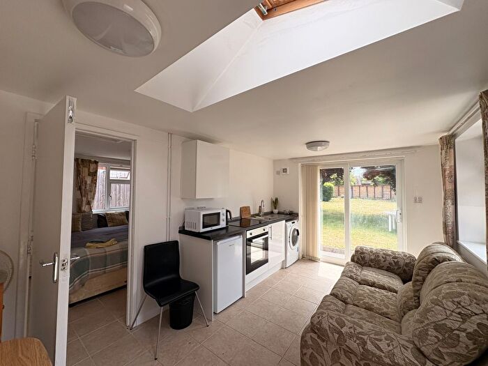 1 Bedroom Flat To Rent In Queen Edith Way, Cambridge, CB1