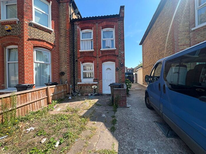 2 Bedroom End Of Terrace House To Rent In Aldborough Road South, Ilford, Essex, IG3