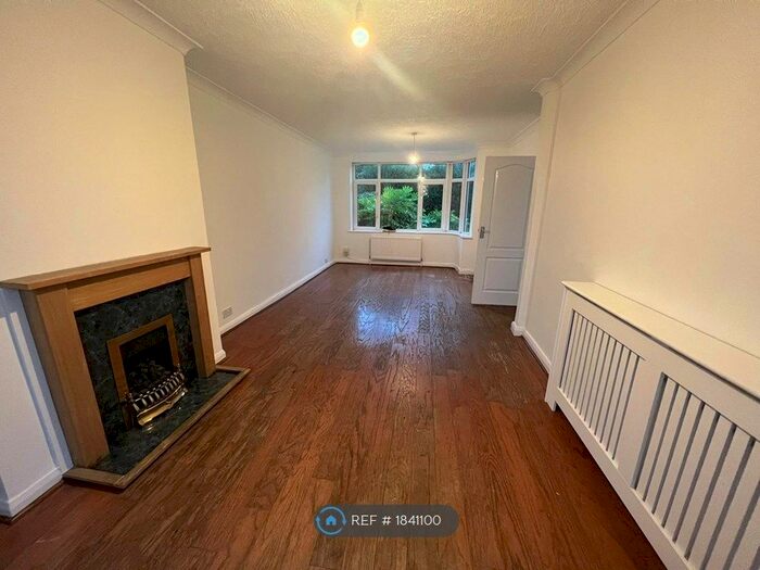 3 Bedroom Semi-Detached House To Rent In Hollybush Road, Luton, LU2