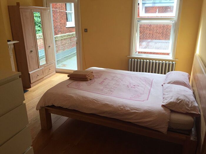 3 Bedroom Flat To Rent In Efe House, Highbury Grove, N5