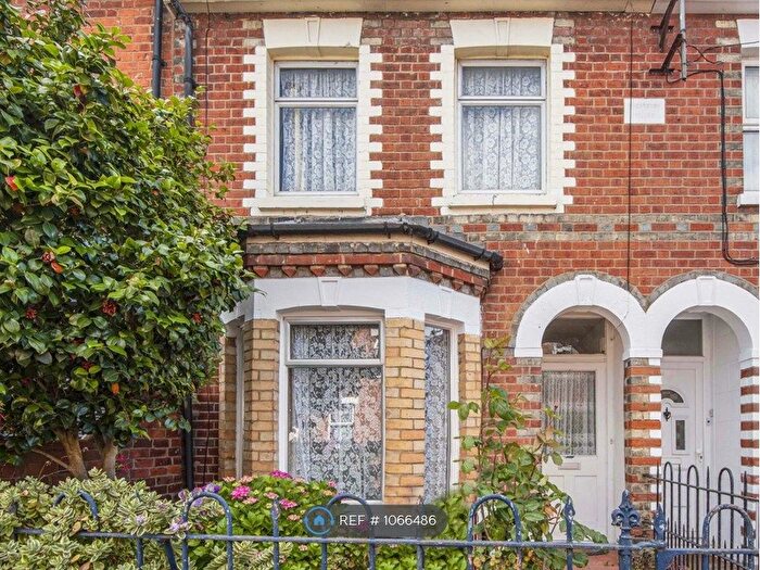 3 Bedroom Terraced House To Rent In De Beauvoir Road, Reading, RG1