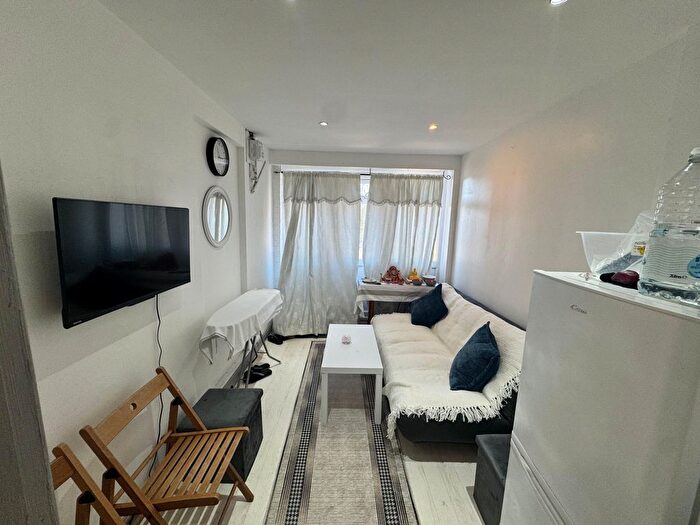 Studio To Rent In Pavilion Way, HA8