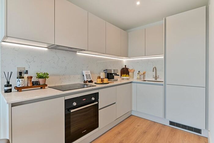 1 Bedroom Flat To Rent In Refinery Square, Slough, London, SL1