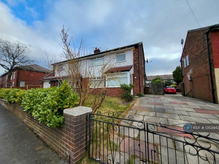3 Bedroom Semi-Detached House To Rent In Greenside Lane, Manchester, M43