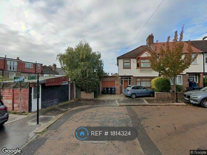 Studio To Rent In South Norwood, London, SE25