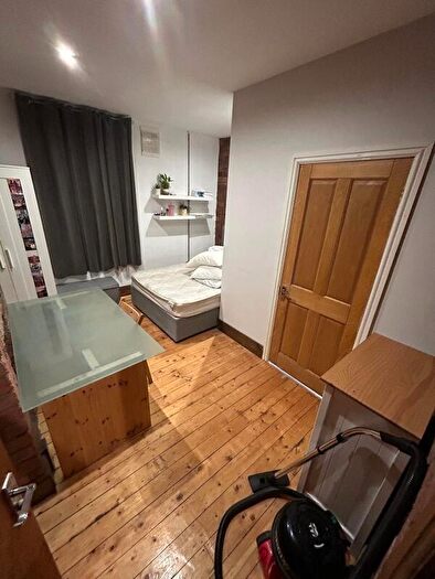 6 Bedroom End Of Terrace House To Rent In Branksome Terrace, Hyde Park, Leeds, LS6