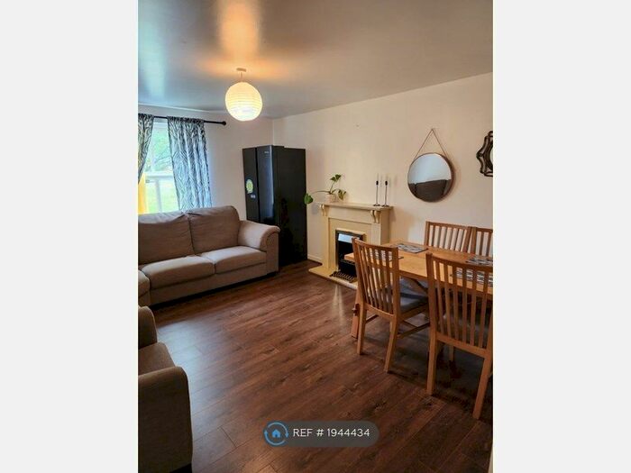 2 Bedroom Flat To Rent In Manchester, Manchester, M6