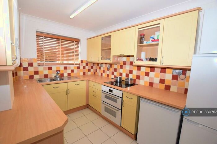 6 Bedroom Semi-Detached House To Rent In Goldfinch Close, Colchester, CO4