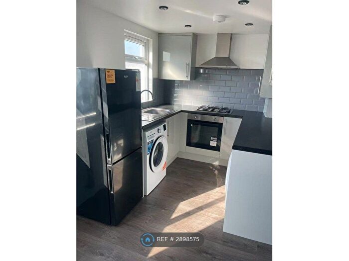 3 Bedroom Flat To Rent In Limesdale Gardens, Edgware, HA8