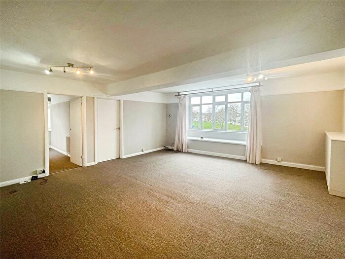 2 Bedroom Flat To Rent In Queens Road, Weybridge, Surrey, KT13