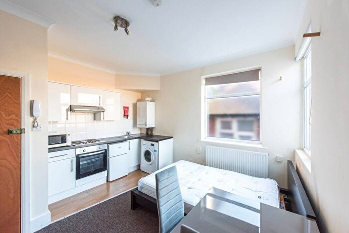 Studio To Rent In North End Road, Golders Green, London, NW11