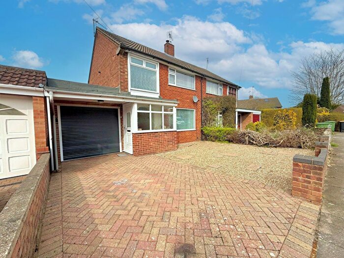 3 Bedroom Semi Detached House For Sale In Wingate Road, Dunstable, LU5