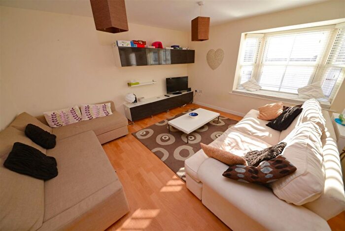 2 Bedroom Flat For Sale In Warren Street, Tenby, SA70