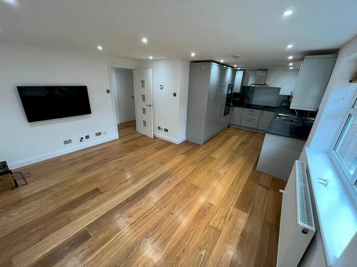 1 Bedroom Flat To Rent In Lisle Close, London, SW17