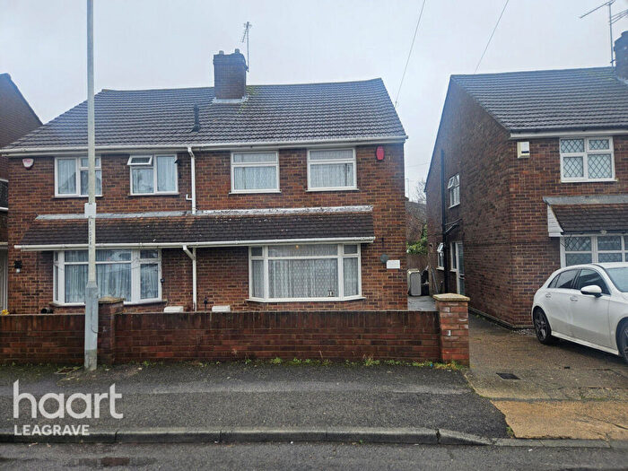 3 Bedroom Semi Detached House For Sale In Brooklands Close, Luton, LU4