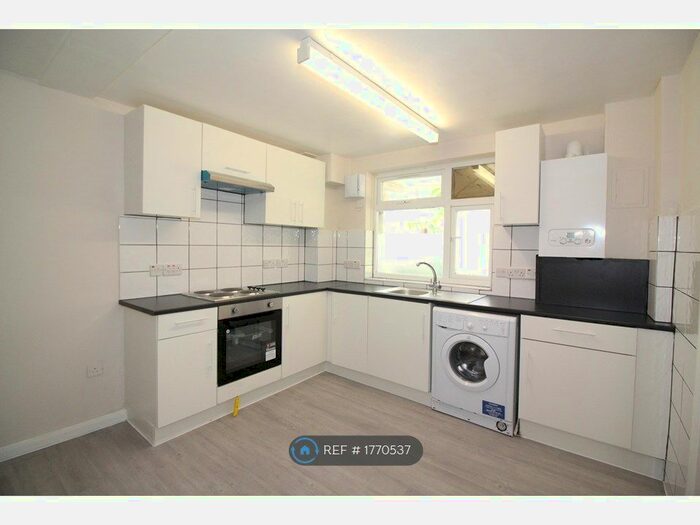 3 Bedroom Maisonette To Rent In Trellis Square, London, E3