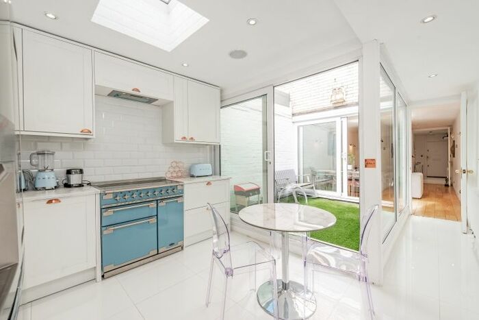 4 Bedroom Flat To Rent In Porchester Square, London W2