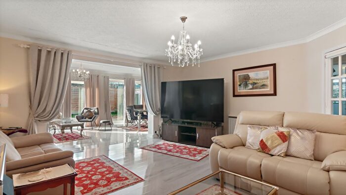 2 Bedroom Detached Bungalow For Sale In Wroxham Gardens, Enfield, EN2