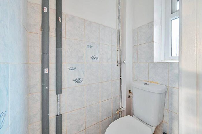 2 Bedroom Flat To Rent In Amhurst Road, Clapton, London, E8